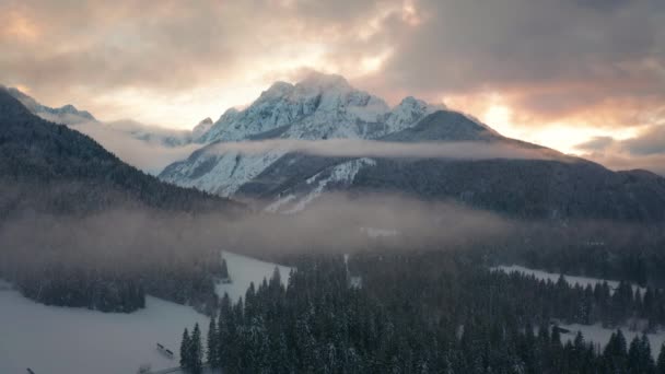 Luchtfoto van een winterberg — Stockvideo