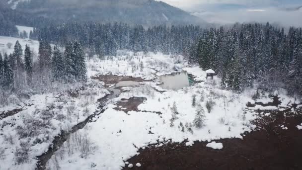 Luchtfoto van een winter met meer. — Stockvideo