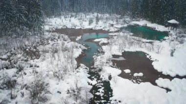 Göl kıyısında kışın havadan görünüşü.