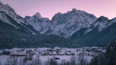 Slovenya 'nın Kranjska Gora köyünde kar yağışlı kış zamanı. Gece karanlığında panorama.