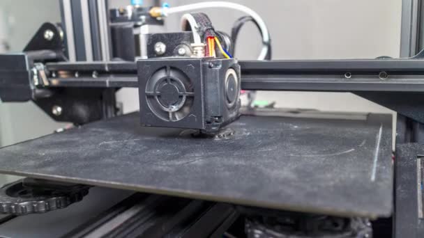 Trójwymiarowa drukarka z tworzywa sztucznego podczas pracy — Wideo stockowe