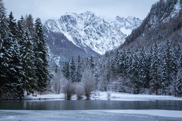 Lago invernale ghiacciato in montagna — Foto Stock