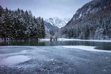 Dağlarda donmuş kış gölü