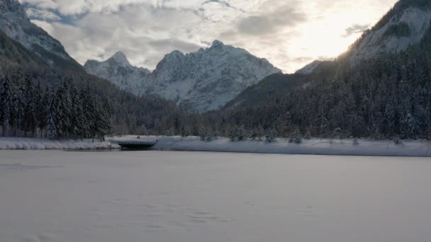 雪に覆われた湖や山の空中撮影 — ストック動画