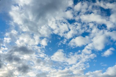 Mavi gökyüzündeki bulutlar