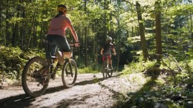 MTB bisikleti süren iki kadın.