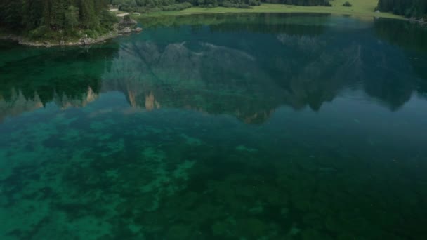 Alpské jezero lago di fusine — Stock video