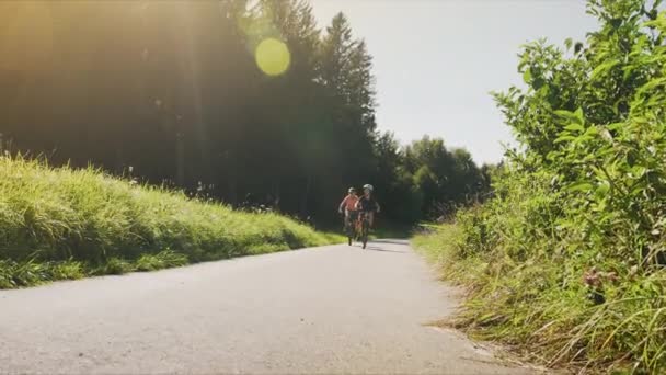 Две женщины катаются на горных велосипедах в природе — стоковое видео