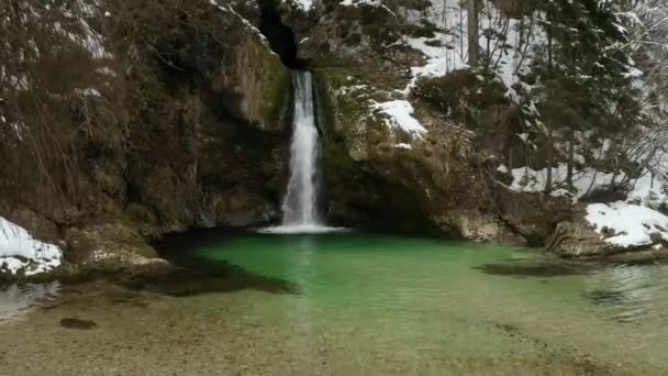 Vinterscen med litet vattenfall — Stockvideo