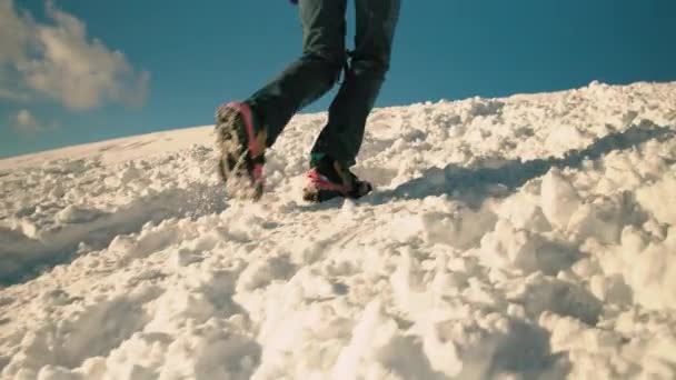 Жінка ходить по засніжених горах — стокове відео