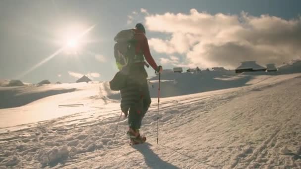 Женщина, путешествующая в снежных горах — стоковое видео
