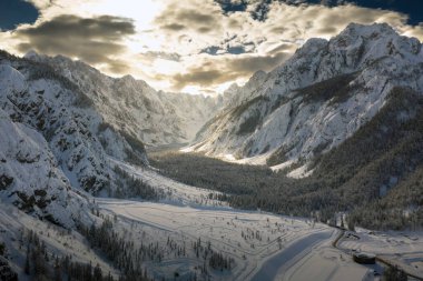 Kış vadisinde karlı hava uçuşları.