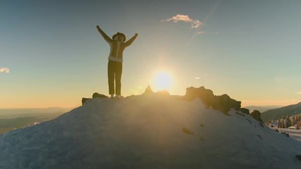 Vrouw wandelen in besneeuwde bergen — Stockvideo