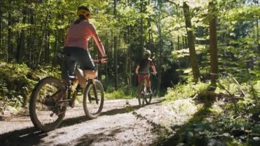 MTB bisikleti süren iki kadın.