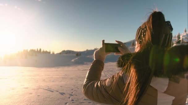 Mulher caminhando em montanhas nevadas — Vídeo de Stock