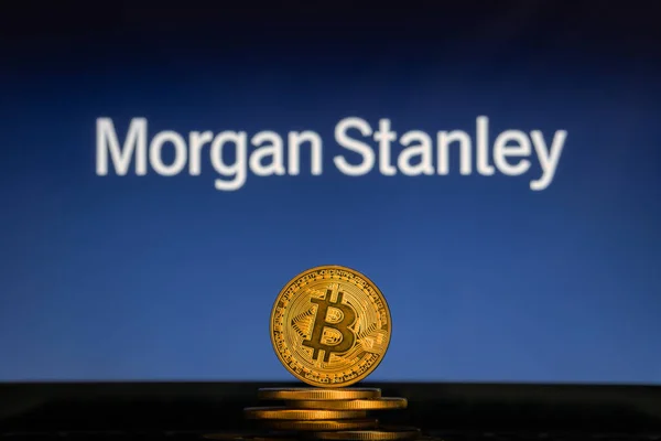 Bitcoin en una pila de monedas con el logotipo de Morgan Stanley en la pantalla de un ordenador portátil. —  Fotos de Stock