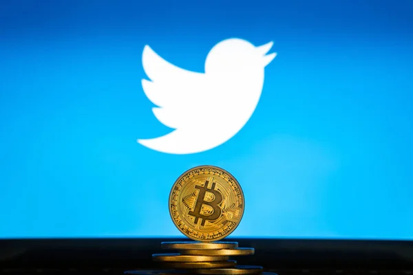Twitter logolu bozuk para yığını üzerinde Bitcoin