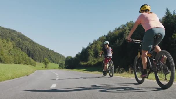 Mujer montar en bicicleta de montaña en la naturaleza — Vídeos de Stock