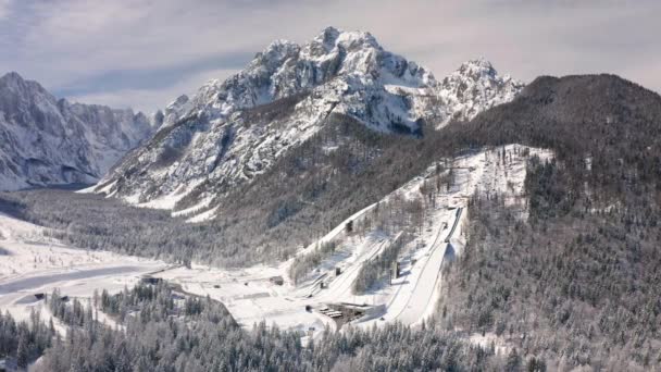 Slovenya 'da kış aylarında Kayakla Atlama Planitası — Stok video