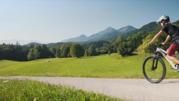 Duas fêmeas andando de bicicleta de montanha na natureza — Vídeo de Stock