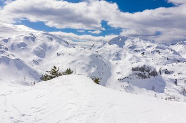 Kışın yüksek dağlarda Alp otelinde kayak yapmak için kar altında. İnsansız hava aracı ile hava görüntüsü.