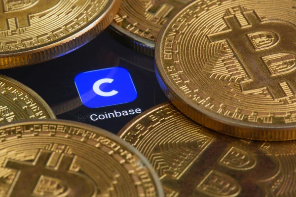 Coinbase-Logo und Bitcoins — Stockfoto