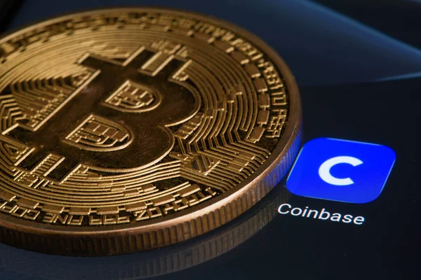 Coinbase-Logo und Bitcoins — Stockfoto