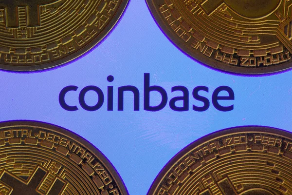 Coinbase-Logo und Bitcoins — Stockfoto