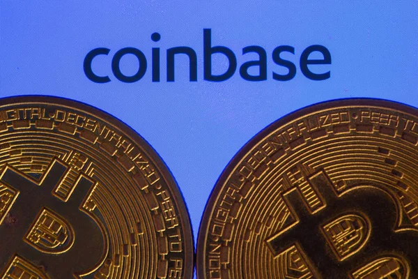 Coinbase-Logo und Bitcoins — Stockfoto