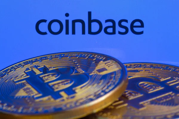 Coinbase-Logo und Bitcoins — Stockfoto