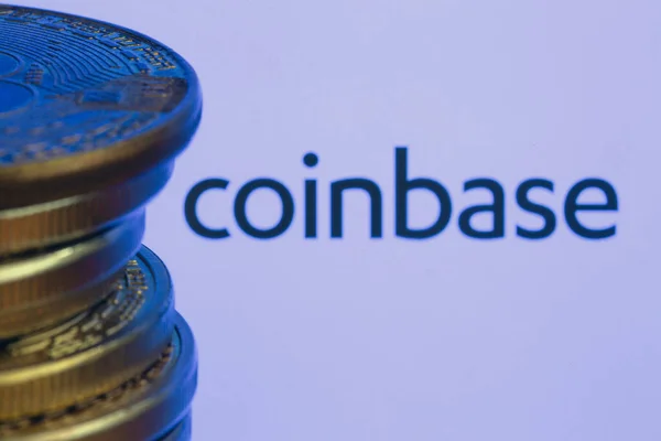 Coinbase-Logo und Bitcoins — Stockfoto