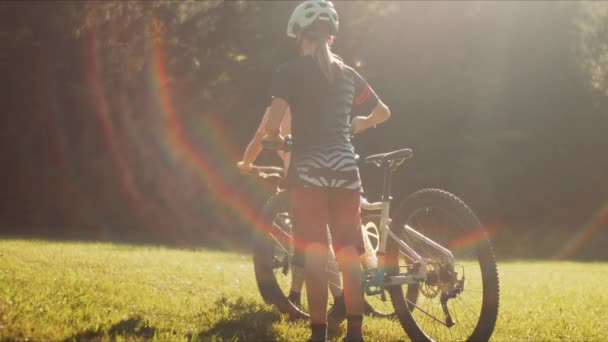 Två kvinnor på mountainbikes — Stockvideo