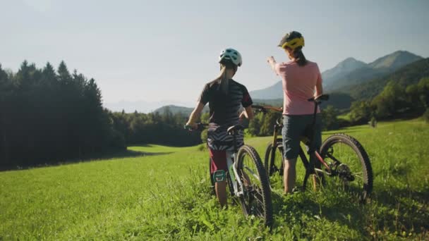 Två kvinnor på mountainbikes — Stockvideo