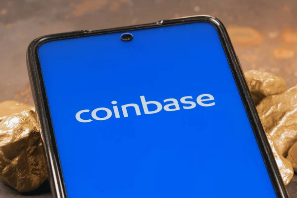 Coinbase-Logo und Bitcoins — Stockfoto