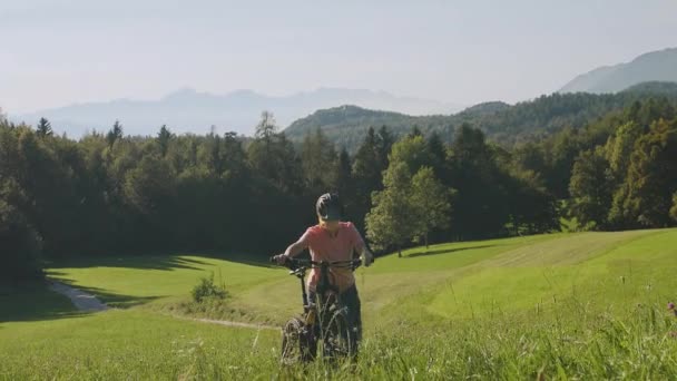 자연 속 의산 악 자전거를 타고 있는 여자 — 비디오