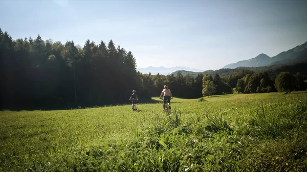 Dos hembras en bicicleta de montaña —  Fotos de Stock