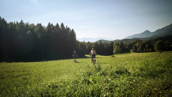 Duas fêmeas em bicicletas de montanha — Fotografia de Stock