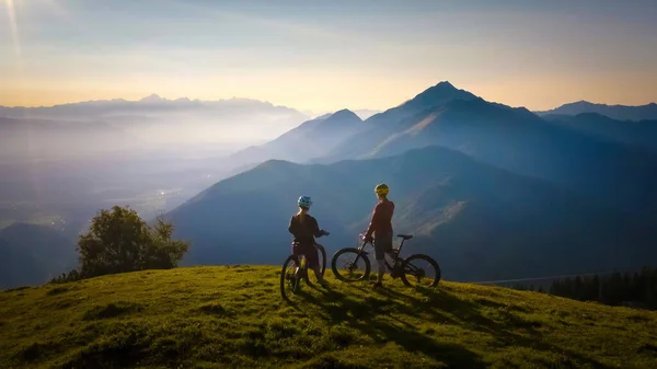 Dos hembras en bicicleta de montaña —  Fotos de Stock