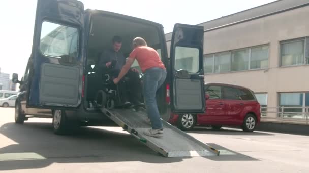 Vehículo accesible para silla de ruedas — Vídeo de stock