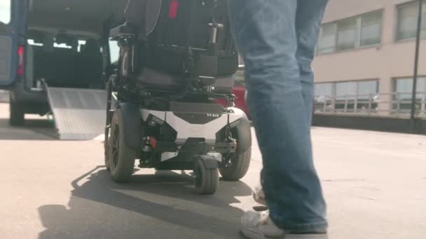 CU Barrierefreies Fahrzeug für Rollstuhlfahrer — Stockvideo