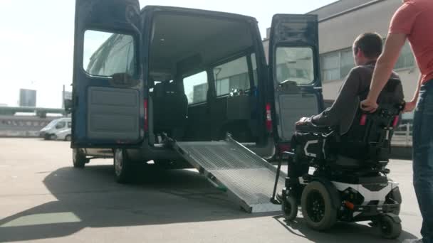 Pojazd dostępny dla wózków inwalidzkich — Wideo stockowe