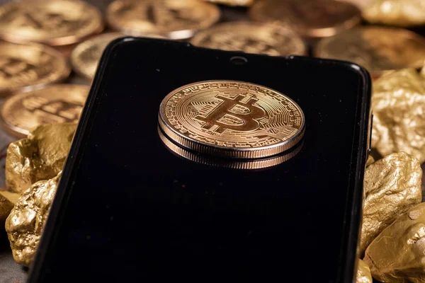 Bitcoin-Münze mit Gold — Stockfoto