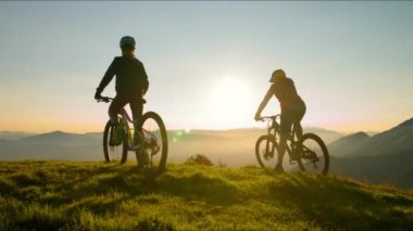 Kadın bisikletini kafasının üstüne kaldırdı.