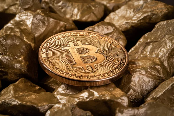 Bitcoin-Münze mit Gold — Stockfoto