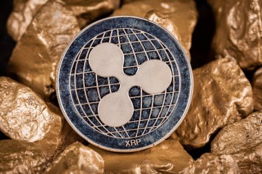 Altınla dalgalı XRP madeni para