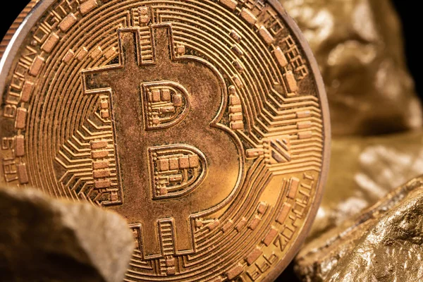 Bitcoin-Münze mit Gold — Stockfoto