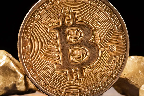 Bitcoin-Münze mit Gold — Stockfoto