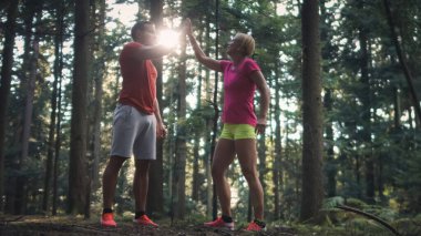 Gülümseyen çift beşlik çakıyor.