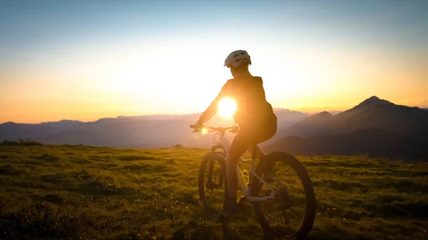 Menina criança montando bicicleta de montanha para o pôr do sol — Fotografia de Stock