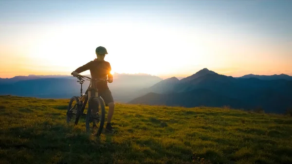 Walking uphill with mountain bike — Stock Photo, Image